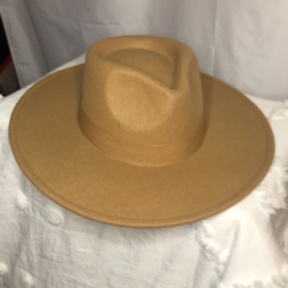 Tan colored wide brim fedora. Vegan Felt. 100% polyester. - Picture 6 of 12